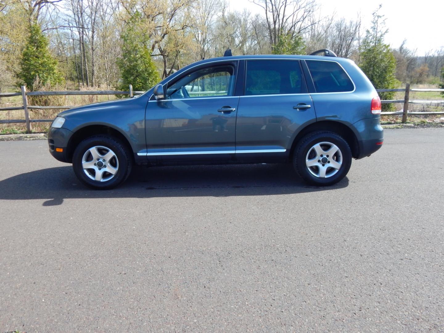 2005 grey /black leather Volkswagen Touareg (WVGZG77L35D) with an V6, 3.2L engine, Automatic transmission, located at 6528 Lower York Road, New Hope, PA, 18938, (215) 862-9555, 40.358707, -74.977882 - Here we have a AWD 3.2L V6 Touareg with black leather interior, power windows/locks/mirrors, heated power front seats, moonroof, tilt wheel with audio controls, cruise control, dual front climate controls, AM-FM-multi CD stereo, driver & passenger front & side airbags, roof rack, rear wiper and 17" - Photo#1